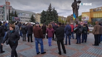 Десятки людей вийшли на Майдан м. Рівне через «формулу Штайнмаєра» (ФОТО)