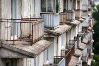 Балкони, що лякали пішоходів: Навіщо в СРСР їх робили під нахилом