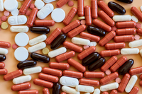 Це не старіння: лікарі назвали симптоми дефіциту вітамінів, які маскуються під ознаки старіння 