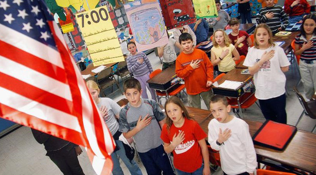 В Америці гімн у школах співають лише перед спортивними змаганнями. Зате там щодня підінмають прапор, є спеціальна церемонія