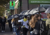 Проти чого у Рівному розкрили чорні парасолі та якою була реакція людей (ФОТО/ВІДЕО)