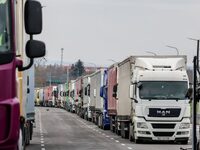 На словацькому кордоні на вʼїзд сьогодні чекали майже тисяча вантажівок
