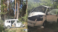 Автомобіль злетів у кювет: На Рівненщині дві жінки були заблоковані і потребували допомоги (ФОТО)