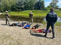 Намагалися втекти в Угорщину: У річці на Закарпатті затримали двох жителів Рівненщини (ФОТО)