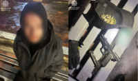 Стрілянина в центрі Рівного: поліцейські затримали чоловіка із пістолетом