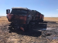 На полі неподалік Рівного загорілася вантажівка (ФОТО)