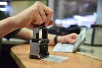 Перевірте у реєстрах свій статус двічі: боржників не випустять за кордон з України 