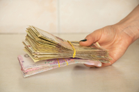 Скільки готівки українці тримають вдома