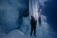 Неймовірні фото льодової печери в Антарктиді показали українські полярники (ФОТО)