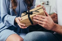 Не даруйте це чоловікові: 5 подарунків, які за народними прикметами приносять сварки та злидні