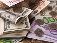 Оновлений курс валют: долар дорожчає, а євро дешевшає