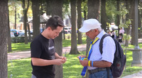 У Киргизстані пенсіонер продає браслети в кольорах прапора України, щоб допомогти ЗСУ (ФОТО)