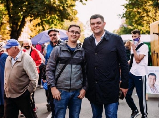 На фото праворуч - кандидат на посаду міського голови Рівного Юрій Вознюк