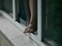 Через маму 9-річна дівчинка хотіла вистрибнути з вікна квартири (ВІДЕО)
