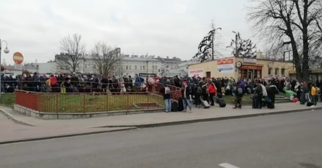 Українці сідають на спецпотяги в Перемишлі (Польща), щоб повернутися до України