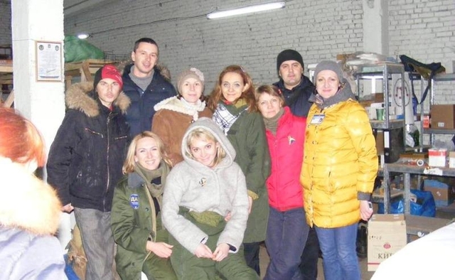 У центрі -- Вікторія Шинкаренко та її група волонтерів "Допомога Армії -- Рівне"