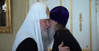 Митрополит УПЦ МП отримав від патріарха Кирила обійми та орден «за вірність» 
