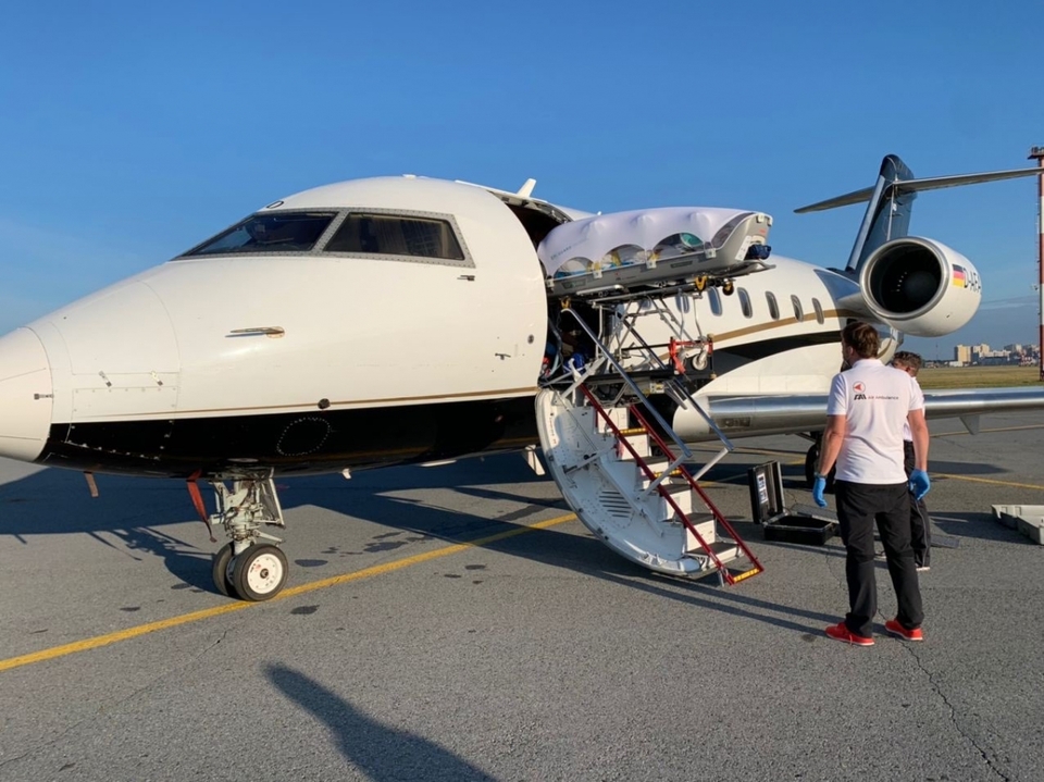 Літак готується до перельоту: відбувається завантаження Навального (ОМСЬК)