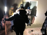 90-ті повертаються: молодик на Київщині кинув у поліцейських гранату і відкрив стрілянину (ВІДЕО)