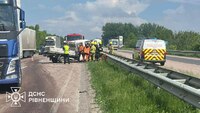 Потрійна автотроща на трасі Київ-Чоп на Рівненщині: двоє людей госпіталізували 