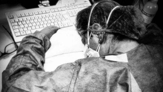 Фото медсестри з Італії, яка заснула за клавіатурою, стало відомим в усьому світі