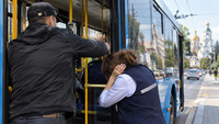 Жінку госпіталізували до лікарні з травмою голови: у Рівному побили контролерку тролейбуса