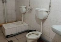 Як виглядає туалет в одній зі шкіл Рівненщини, який активно обговорюють у соцмережі (ВІДЕО)