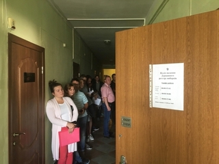 Черга під кабінетом відділу держреєстру виборців в останній день подання заяви на зміну місця голосування перед виборами до ВР