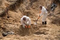 Разючі кадри з місць масового поховання в Ізюмі (ФОТО)