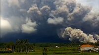 Найвищий вулкан Індонезії викинув у повітря 1,5-кілометровий стовп диму