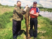 Гігантського хижака спіймали у водоймі на Млинівщині (ФОТОФАКТ)