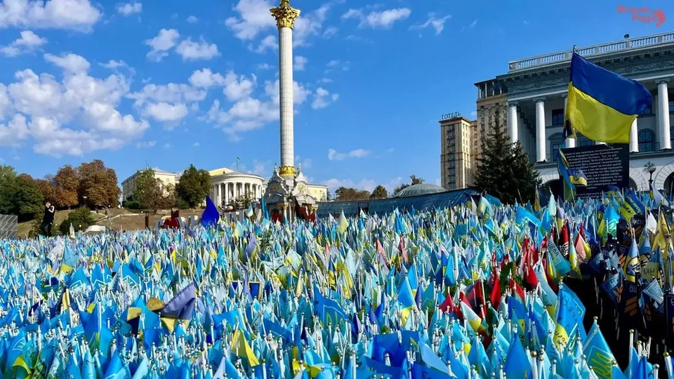 Скандал у центрі Києва: невідомий поглузував над Алеєю прапорців на Майдані