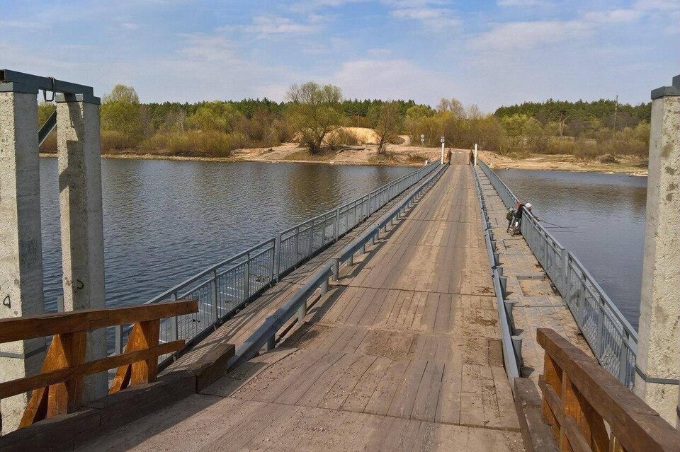 Чоловік побудував міст через річку в ізольованому селі і сів за ґрати на два роки