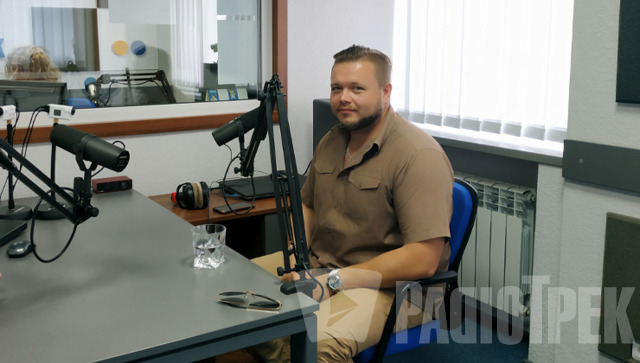 Валентин Дупак у студії Радіо Трек.