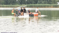 Український умілець створив трактор, що плаває по воді (ВІДЕО)