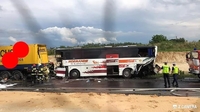 Автобус з українцями загорівся у Польщі в результаті ДТП за участі двох фур (ФОТО)