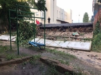 Через дощ на вулиці Грушевського впала частина бетонного паркану (ФОТО)