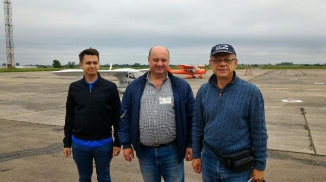 Тимофій Яковлєв — зліва, всередині — Ігор Насинюк, директор рівненського аеропорту, справа — Юрій Яковлєв. Фото з Фейсбука. Весна 2019 року.