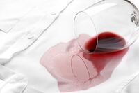 Пляма від вина на білому одязі зникне на очах: найпростіший і швидкий спосіб