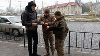 У Почаєві чоловік вигадав хитрий спосіб, як «відкосити» від представників ТЦК на вулиці