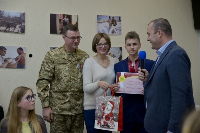 Віталій Голубєв (крайній праворуч) нагороджує переможців конкурсу