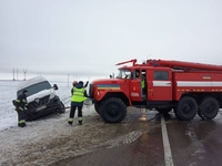 Зі снігової пастки звільняли мікроавтобус рятувальники Рівненщини (ФОТО)