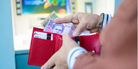 Українцям пояснили, як вигідно зняти готівку у банках (ІНСТРУКЦІЯ)