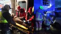 Вирізали рятувальники: Жінка на ВАЗ 2105 врізалася у стіну на Дубенщині (ФОТО)