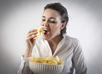 Шкода для здоров'я буде мінімальною: як правильно їсти чипси 