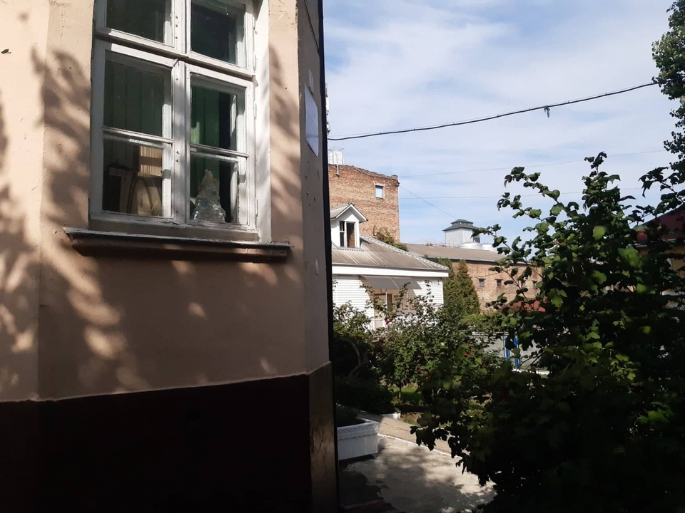 В далині Пивзавод, зліва будівля колишнього дитсадка "Колобок" на Петра Могили