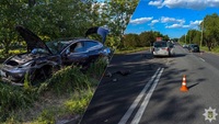 Лобове зіткнення у Рівному: двоє травмованих, авто відкинуло з дороги (ФОТО)