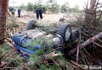 Врізався в дерево і перекинувся на дах: На Рівненщині загинув водій Audi
