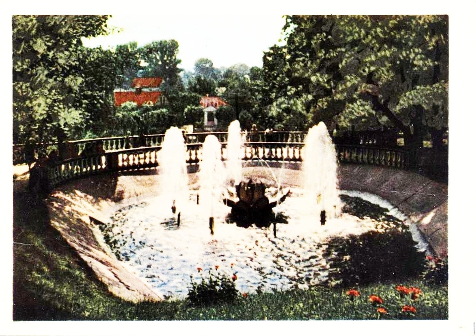Мізиночка на купальні, або більш поширена серед рівнян назва Дюймовочка. Фонтан у парку, листівка датована кінцем 60-х років 20 століття 