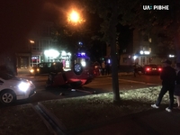 У Рівному зіткнулися два легковики. Один перевернувся на дах (ФОТО)